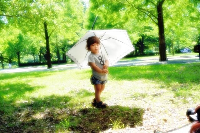 子供が日傘をさしている様子