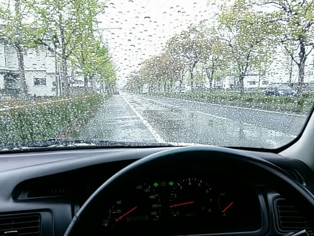 台風の雨の中の運転