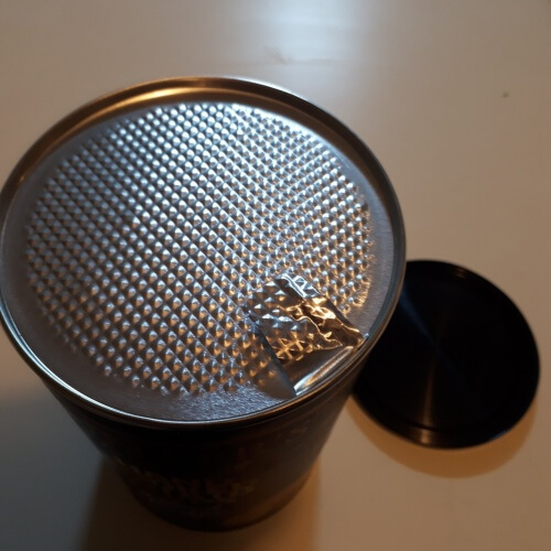 缶のハンターの黒トリュフポテチのアルミの蓋の様子