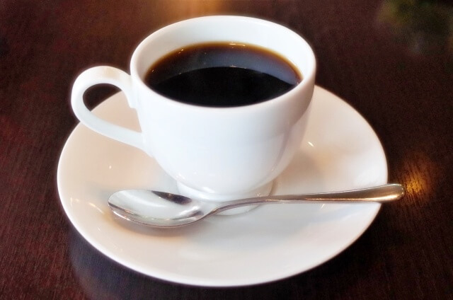 白いコーヒーカップのコーヒー
