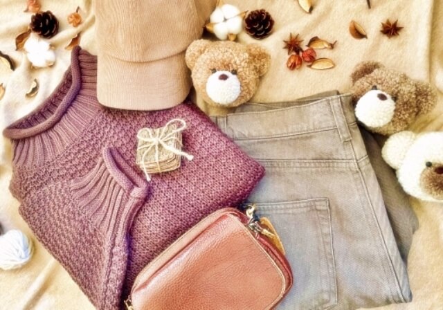キャップとピンクのセーター