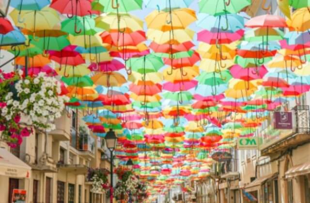 スペインの色とりどりの傘通り