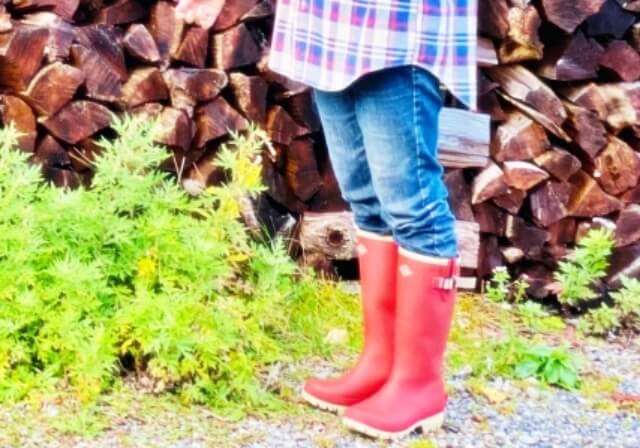 赤い長靴を履いている女性