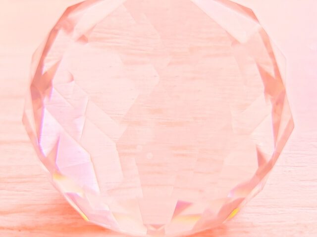 きらきらしたピンク色のガラス玉