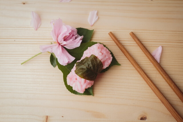 ひな祭りに桜餅を食べる理由は？意味や由来を紹介！なぜピンクなの？
